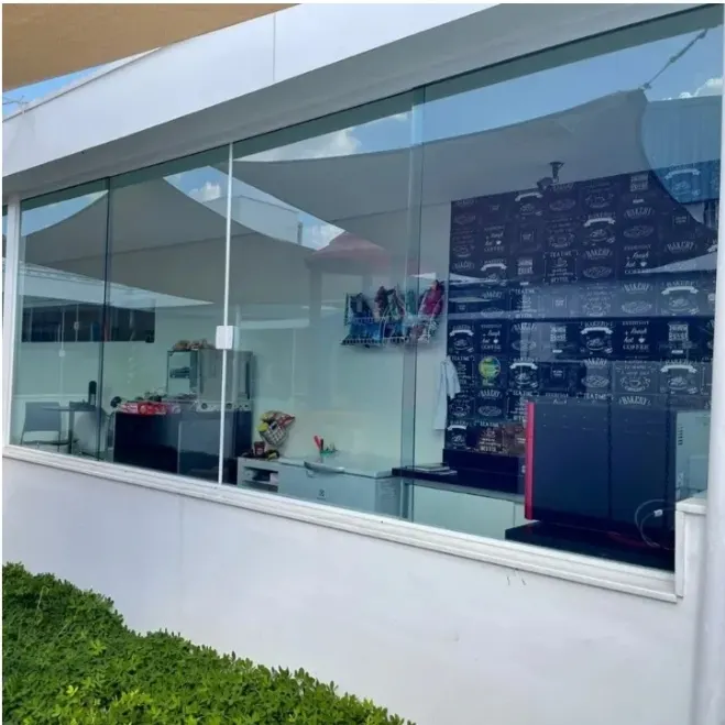 Vitrine de loja com película carbono 75