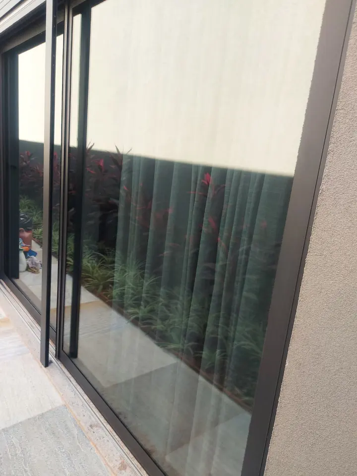 Vidros de prédio comercial com película de controle solar