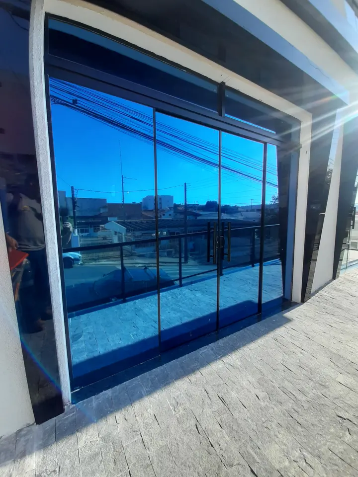 Fachada comercial com película espelhada azul