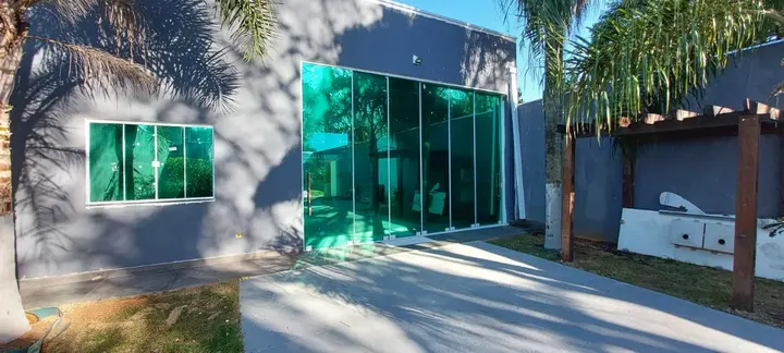 Fachada com película espelhada verde