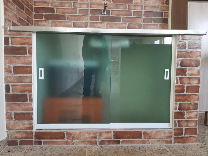 Janela de vidro com película jateada