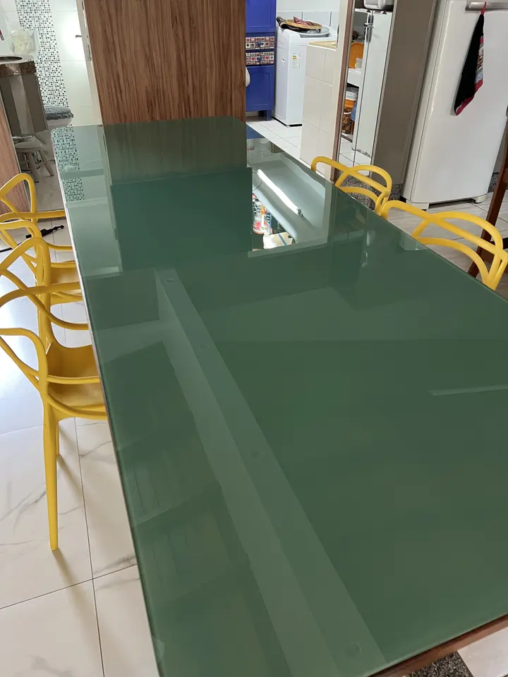 Mesa de vidro com película colorida bege
