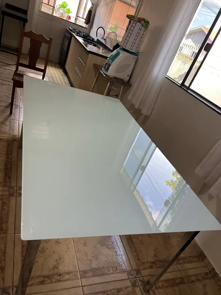Mesa de vidro com película branca