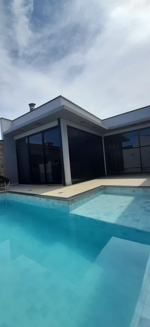 Vidros voltados para a piscina com película nano cerâmica