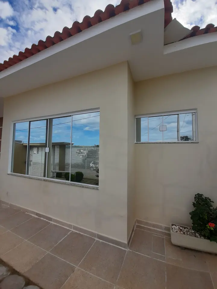 Janelas da fachada de casa com película