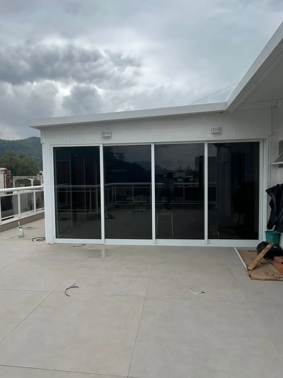 Película de privacidade e controle solar em área de lazer